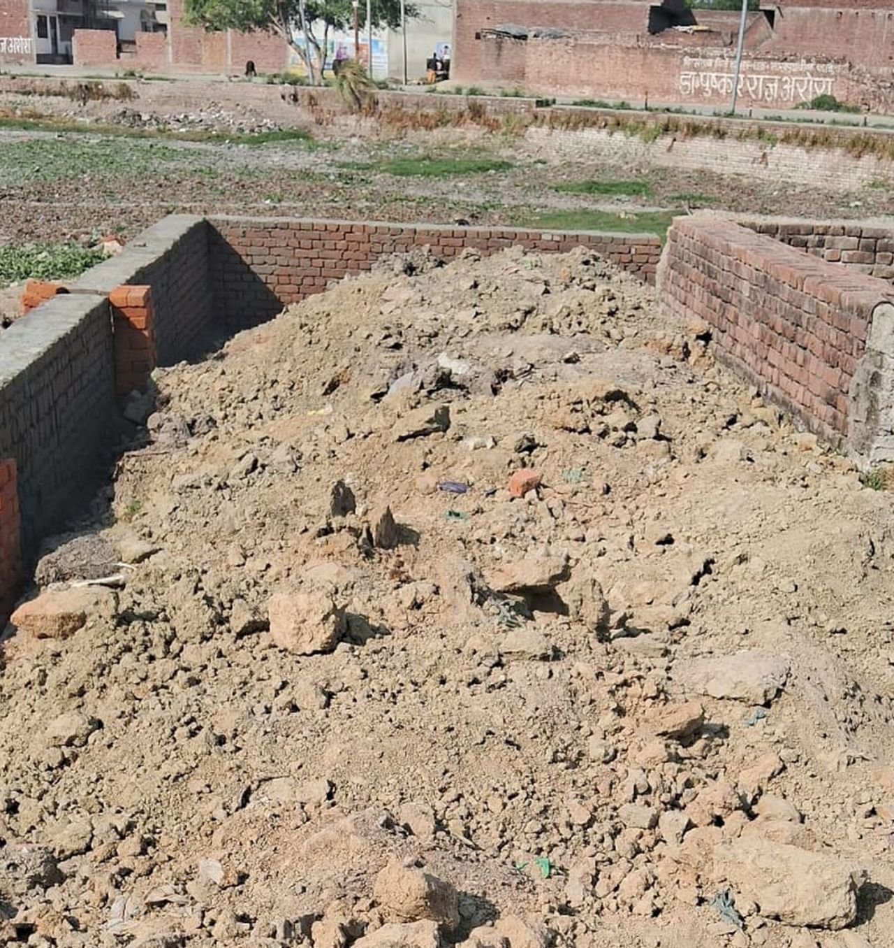 इस जगह सरकारी तालाब की जमीन पर हो रहा कब्जा...भूमाफिया की शिकायत