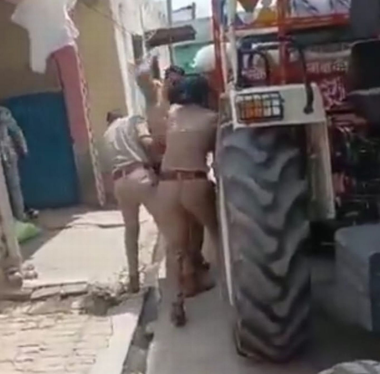 केवल अंडरवियर पहने था आरोपी...घसीटकर पीटते हुए ले गई पुलिस