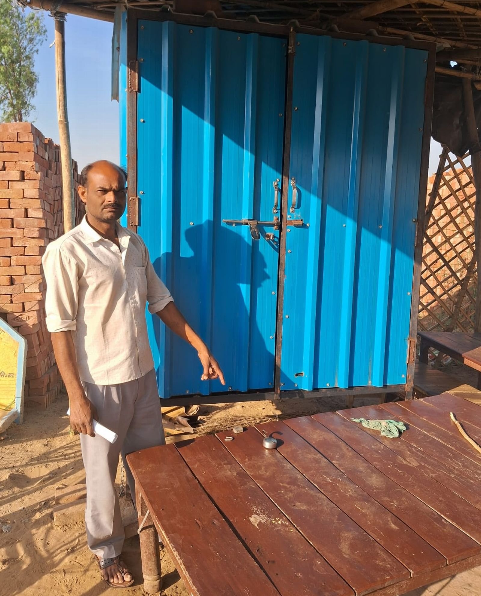 मुजरिया थाने से 400 मीटर दूरी पर चोरों ने हजारों का माल उड़ाया
