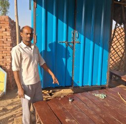 मुजरिया थाने से 400 मीटर दूरी पर चोरों ने हजारों का माल उड़ाया