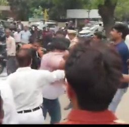 भयंकर गर्मी का 'भयंकर' असर...भाजपा समर्थक और वकीलों में चले लात घूंसे, देखें वीडियो