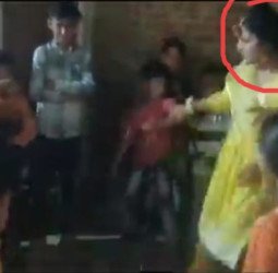 बहन की शादी में डांस कर रही थी युवती...अचानक गिरी और दम तोड़ दिया-देखें मौत का लाइव वीडियो