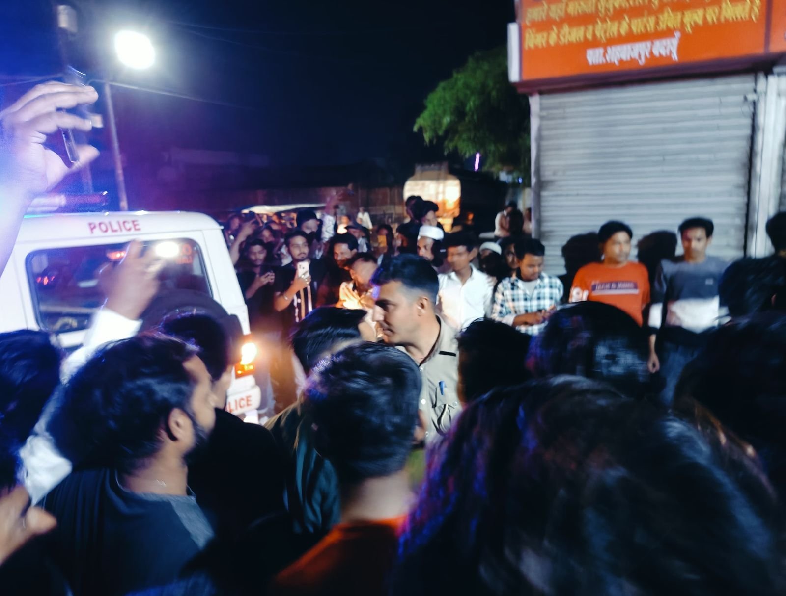 किंग और क्वीन के बाद अब ग्रांड होटल में पुलिस का छापा, कई जोड़े हिरासत में