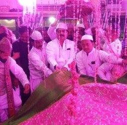 छोटे सरकार की दरगाह के 755वें उर्स पर पूर्व मंत्री आबिद ने की चादरपोशी