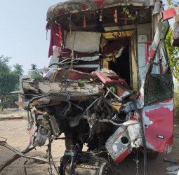 नींद में थे यात्री...अचानक हुआ धमाका और मच गई चीख पुकार, दो की मौत