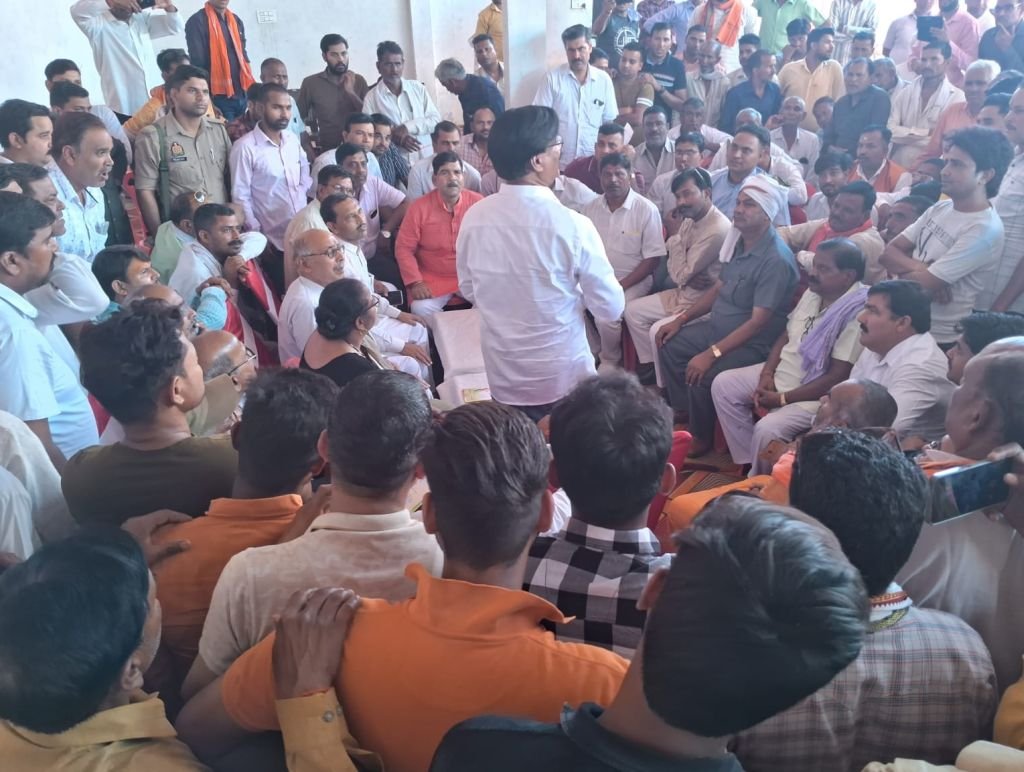 विधायक के खिलाफ लगे 'मुर्दाबाद' के नारे..क्षत्रिय समाज के कार्यक्रम में गर्माया माहौल (देखें वीडियो)