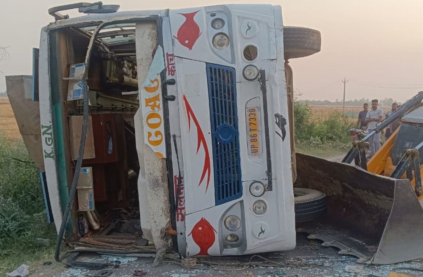 बरात लेकर जा रहे थे दूल्हा और बराती, टायर फटने से पलटी बस और.....