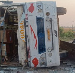 बरात लेकर जा रहे थे दूल्हा और बराती, टायर फटने से पलटी बस और.....