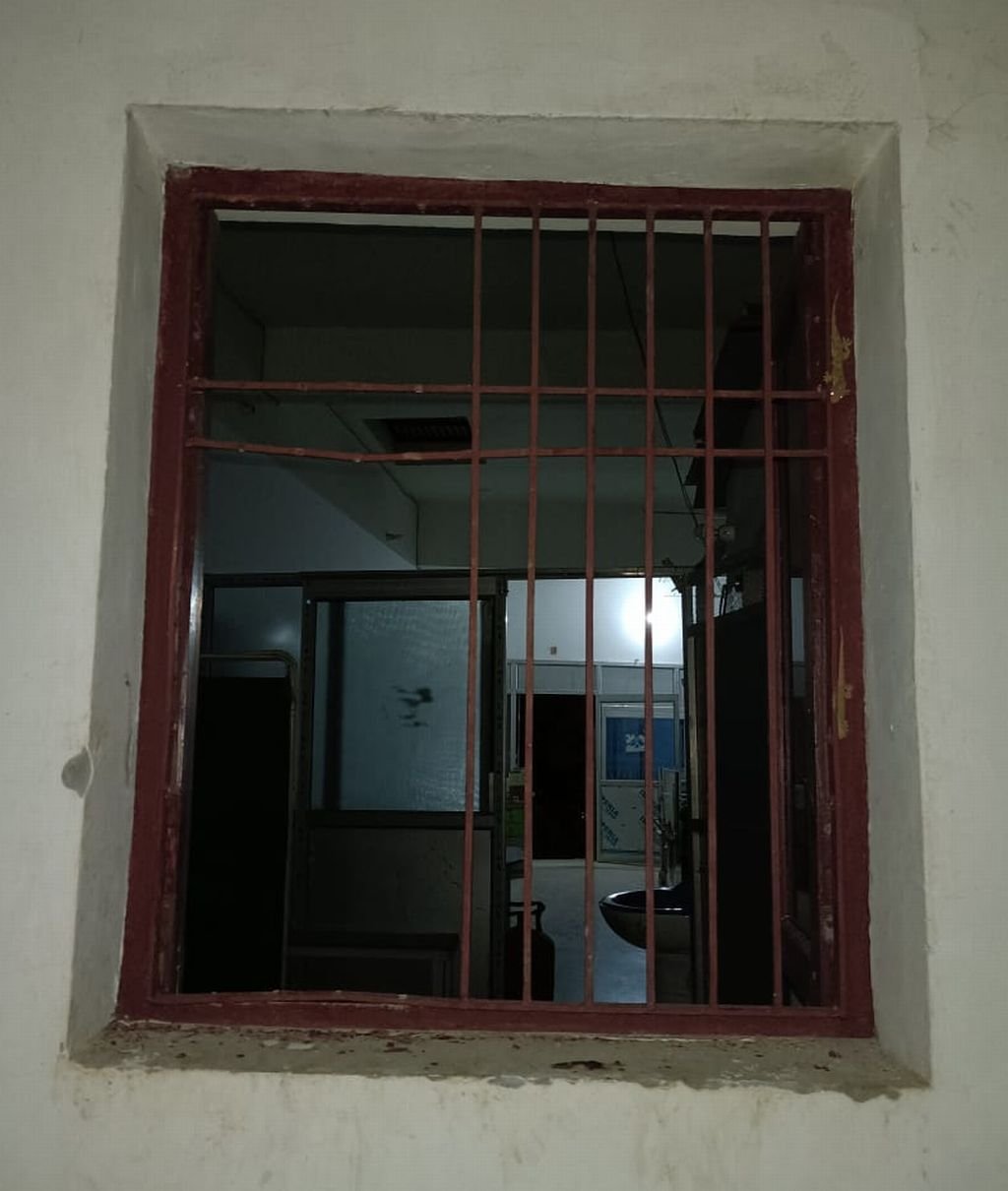 नल का हत्थे से तोड़ दीं सरियां.....कुछ जगह चोरी, कुछ जगह प्रयास