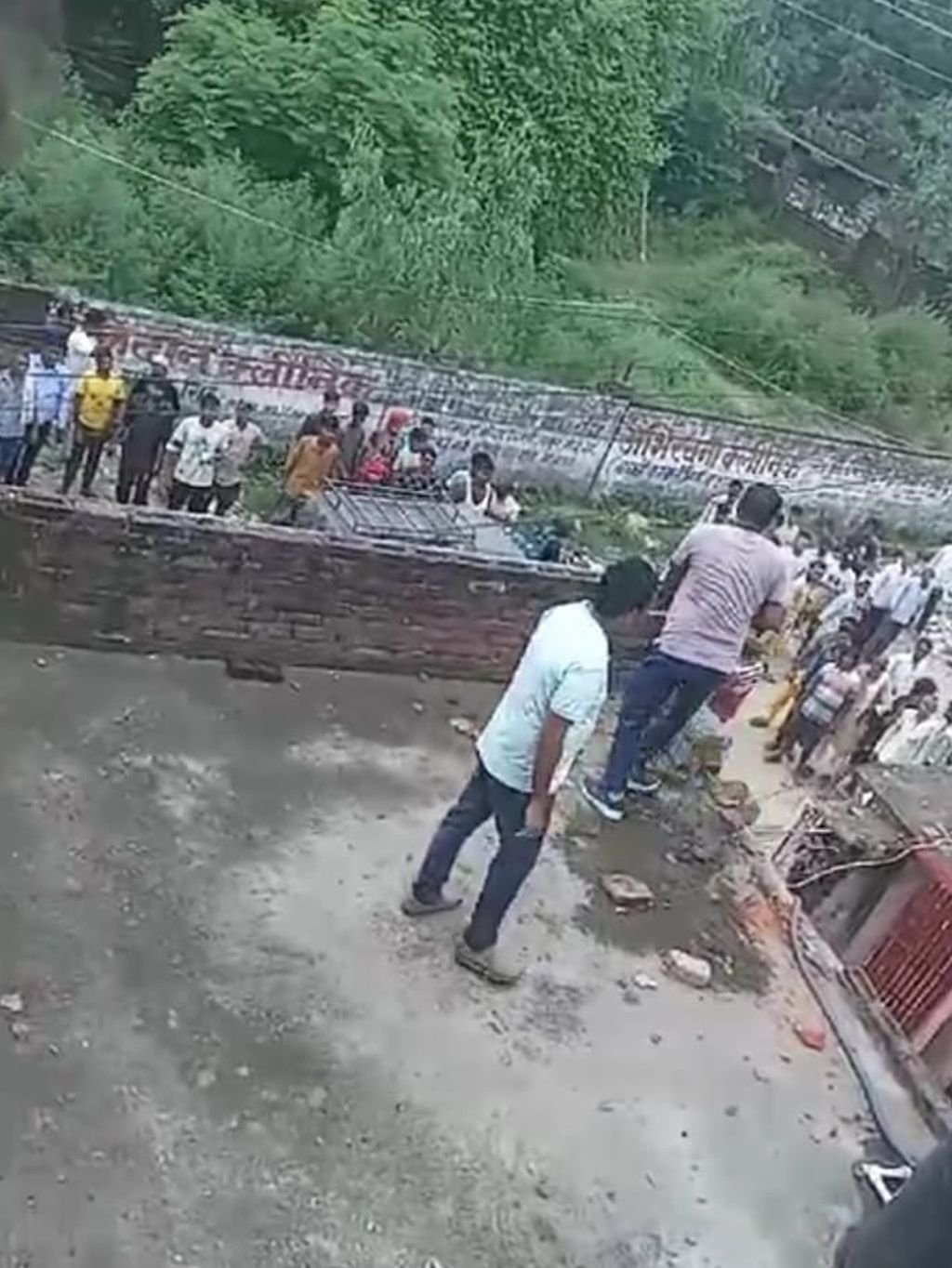 पुलिस देखती रही...दबंग तोड़ते रहे दुकान, लूटपाट का भी आरोप