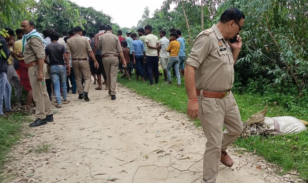 बदबू और खून के धब्बे देखकर रुक गए लोग...पास जाकर देखा तो उड़ गए होश