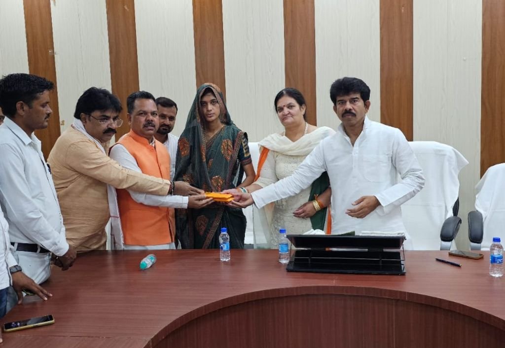 जिला पंचायत अध्यक्ष व पूर्व एमएलसी ने जवान मोहित की पत्नी को दी एक लाख की धनराशि