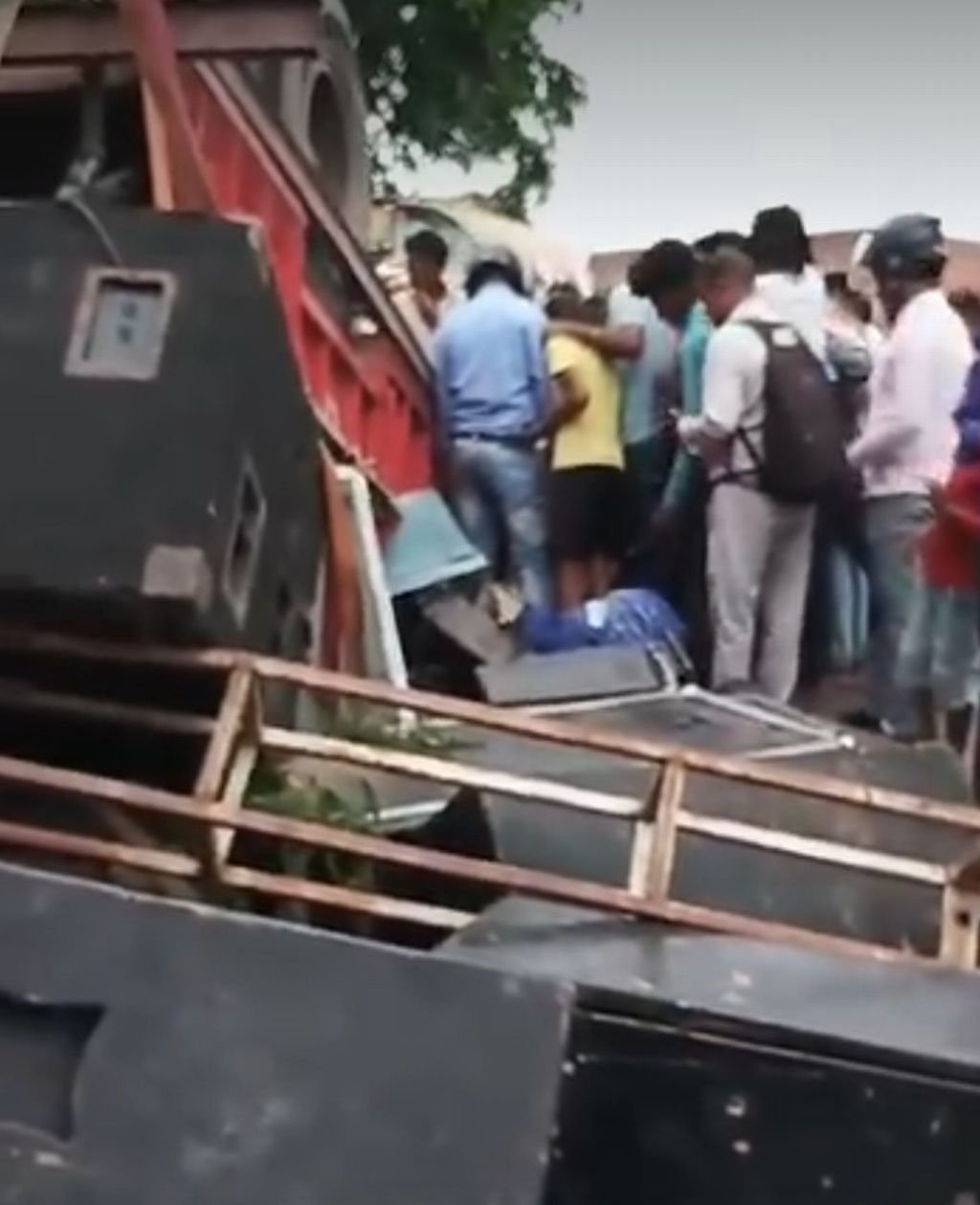 ट्रैक्टर ट्रॉली और डीजे पलटने से कांवड़िये की दबकर मौत