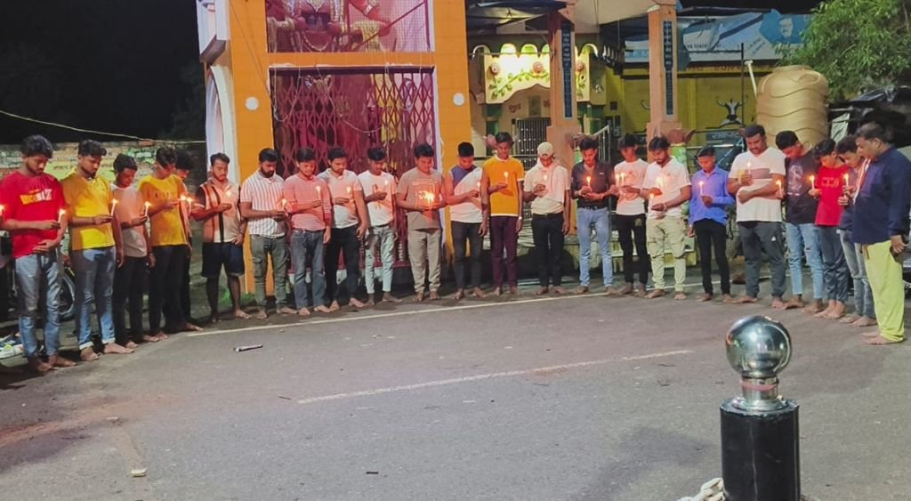 हाथरस हादसे के मृतकों को दी श्रद्धांजलि, देश में एक कानून बनाने की मांग