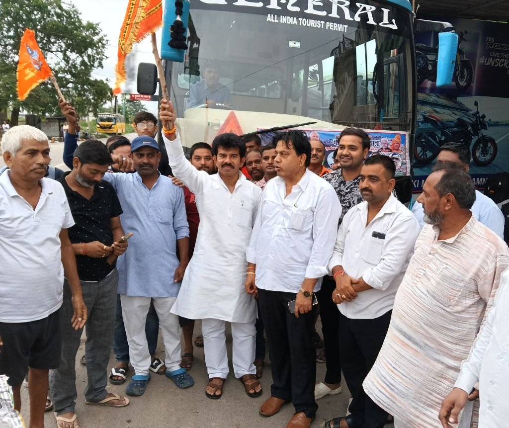 अमरनाथ यात्रियों की बसों को रवाना किया पूर्व एमएलसी ने