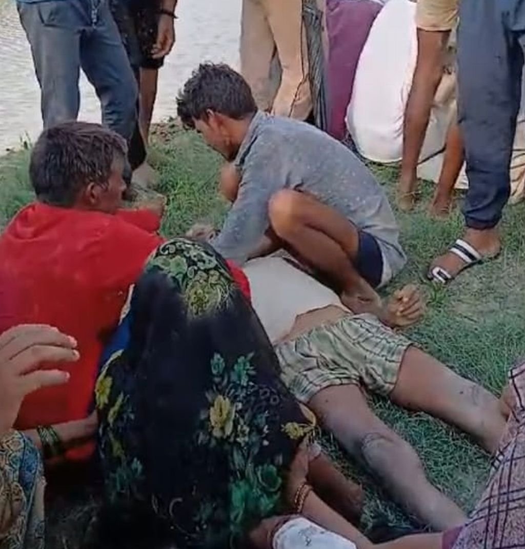 रास्ते से गुजर रहा था छोटा भाई...गड्ढे में उतराती देखी बड़े भाई की लाश तो उड़ गए होश