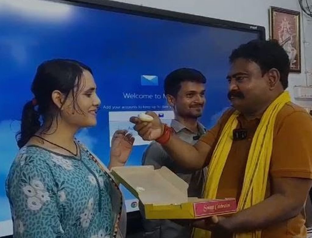 तानों से तंग होकर छोड़ा घर...10 साल बाद दरोगा बनकर लौटीं ट्रांसजेंडर मानवी