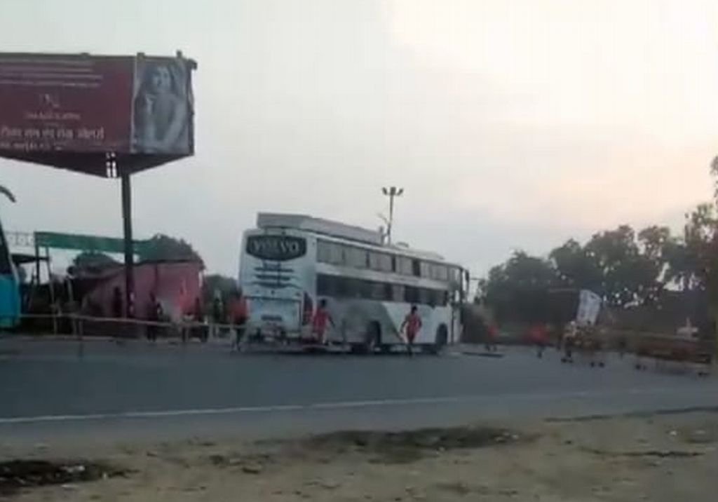 पुलिस ने वसूली को रोके वाहन तो कांवड़ियों का आया गुस्सा, पथराव व मारपीट