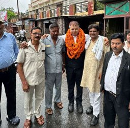 कांग्रेस विधि विभाग के प्रदेश सचिव बने दीपक मिश्रा, साथियों ने बांटी मिठाई