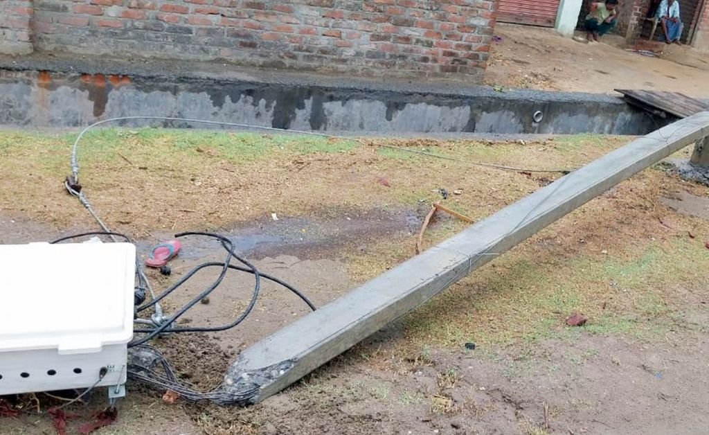 बेटे के साथ खरीदारी करने गई थी महिला, आंधी में मौत बनकर गिरा बिजली का खंभा