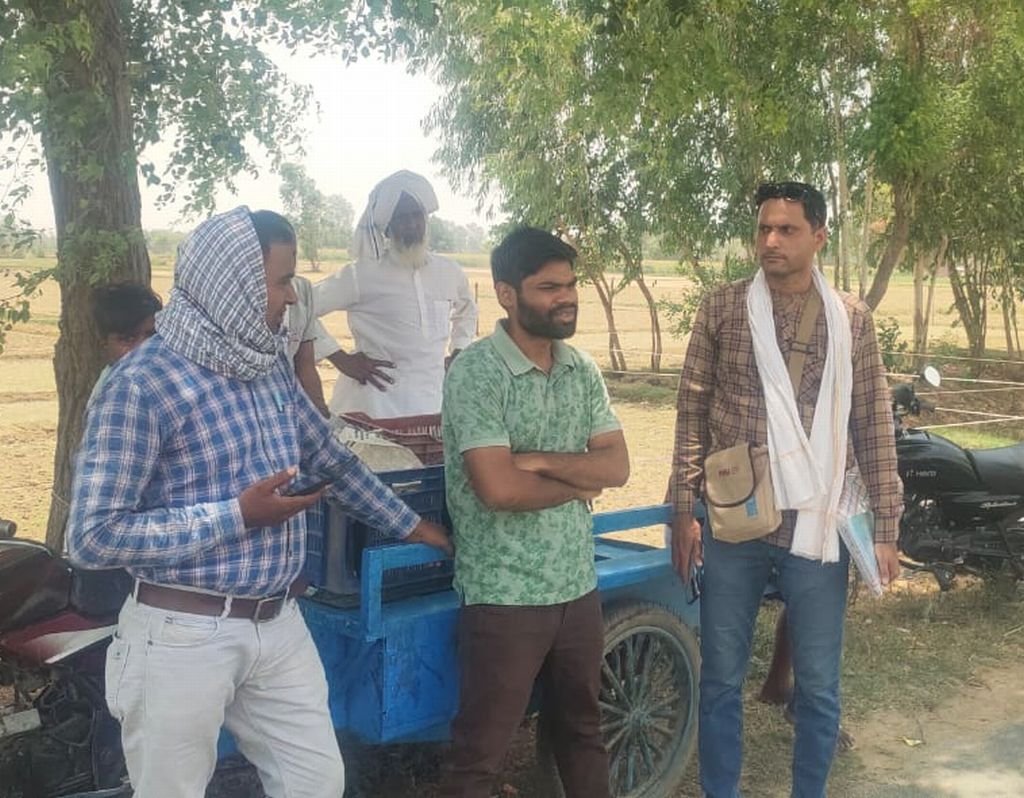 चकरोड छोड़ खेतों पर तान रहे हाइटेंशन लाइन, किसानों की शिकायत पर रोका गया काम