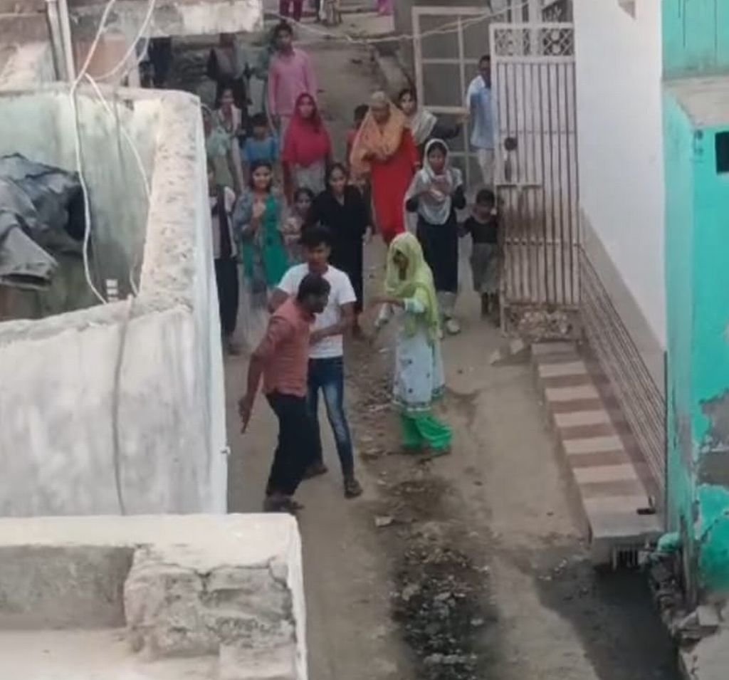 बच्चों के झगड़े के बाद बड़ों में हुआ पंगा...तमंचा निकाल लाया युवक और देने लगा गालियां