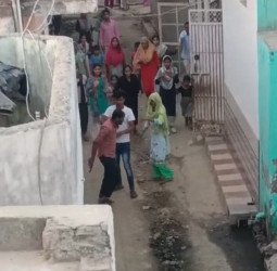 बच्चों के झगड़े के बाद बड़ों में हुआ पंगा...तमंचा निकाल लाया युवक और देने लगा गालियां