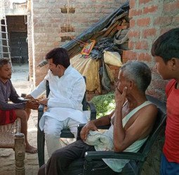 पूर्व एमएलसी ने पीड़ित परिवार को दी 25 हजार की आर्थिक सहायता