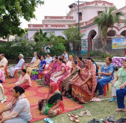 हार्टफुलनेस शिविर में किया योगाभ्यास, ध्यान को किया प्रेरित