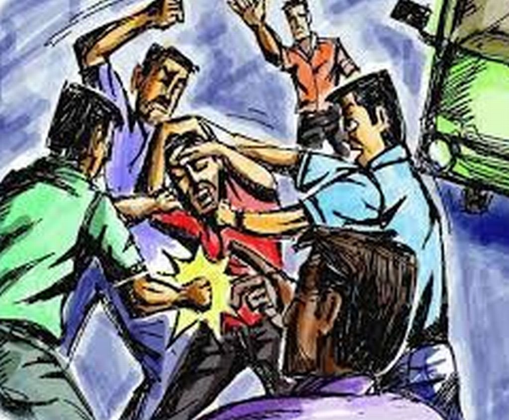 हथियार लेकर घर में घुस आए दबंग...पहले ताला तोड़ा फिर महिलाओं से खींचतान और मारपीट