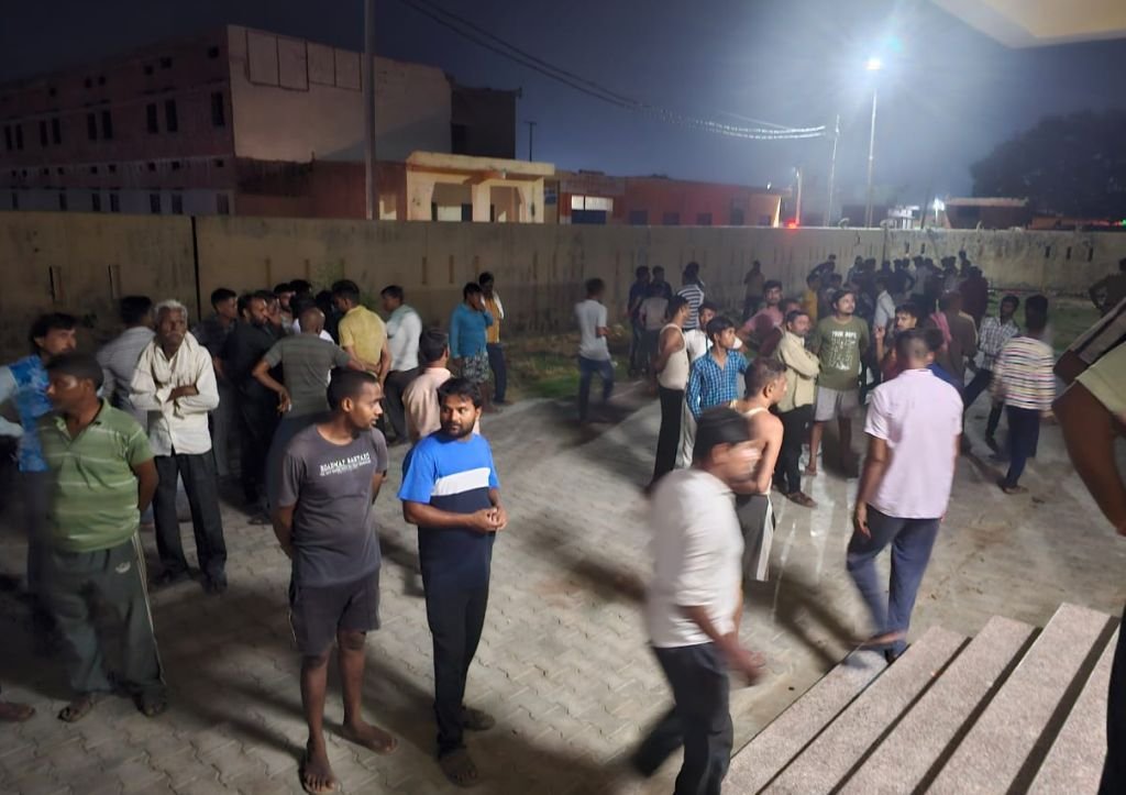 टाटा मैजिक की टक्कर से बाइक सवार युवक की मौत, फुफेरा भाई घायल