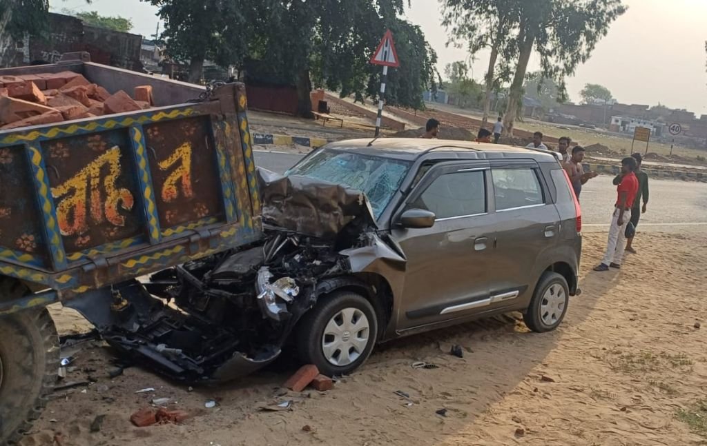 ड्राइवर को आई नींद, रोड किनारे खड़ी ट्रॉली से टकराई वैगनआर