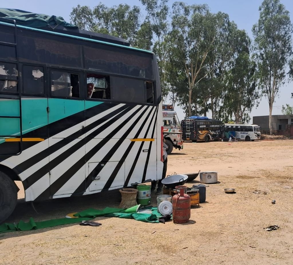 एमपी, राजस्थान से आए थे स्नान को, पुलिस ने रोकी बसें तो दो-दो हजार में करना पड़ा टेंपो