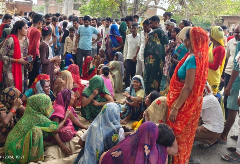 गर्मी से निजात पाने को बैठे थे पेड़ के नीचे...पिकअप आई और छह को कुचल गई