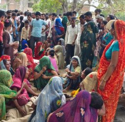 गर्मी से निजात पाने को बैठे थे पेड़ के नीचे...पिकअप आई और छह को कुचल गई