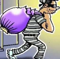 समूह के 16 लाख रुपये छीनकर ले जाने का आरोप, तहरीर दी