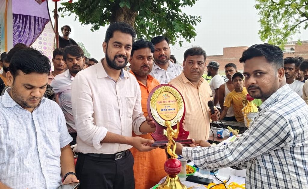 ग्रामीण युवाओं ने मारे चौके-छक्के, युवा मंच ने शुरू कराई क्रिकेट प्रतियोगिता