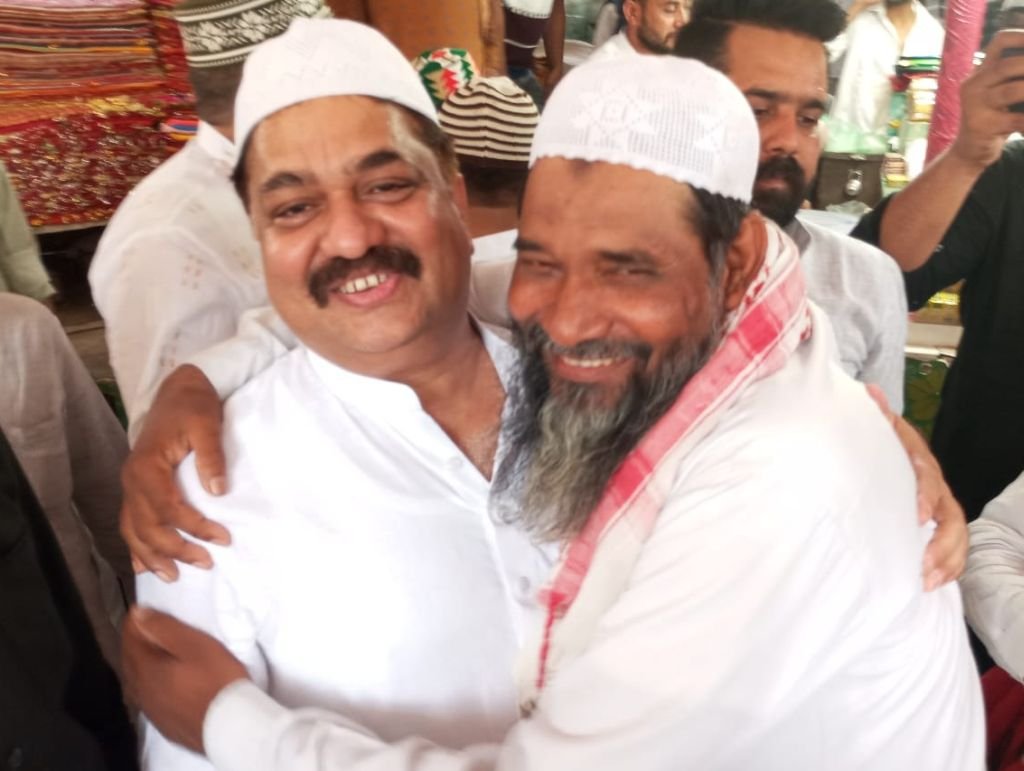 ईद-उल-अजहा पर गले मिलकर दी मुबारकबाद, मस्जिदों में अदा की गई नमाज