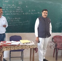 डीएम ने बच्चों से सुने पहाड़े