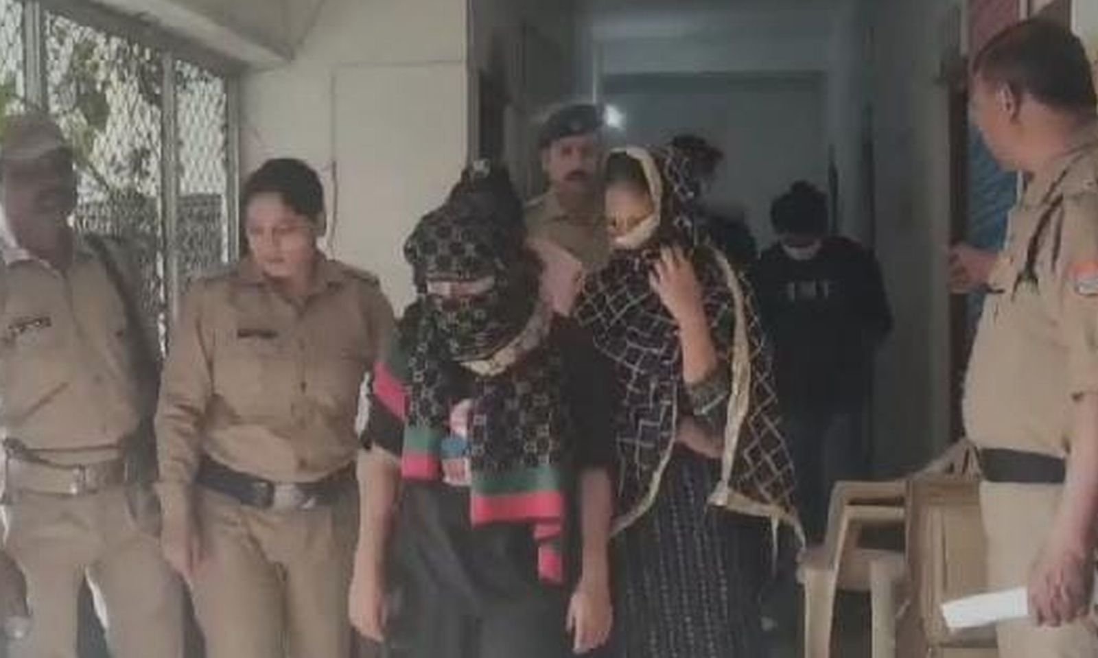 नाम स्पा सेंटर का......चल रहा था 'सेक्स रैकेट' , तीन युवक व तीन युवतियां गिरफ्तार