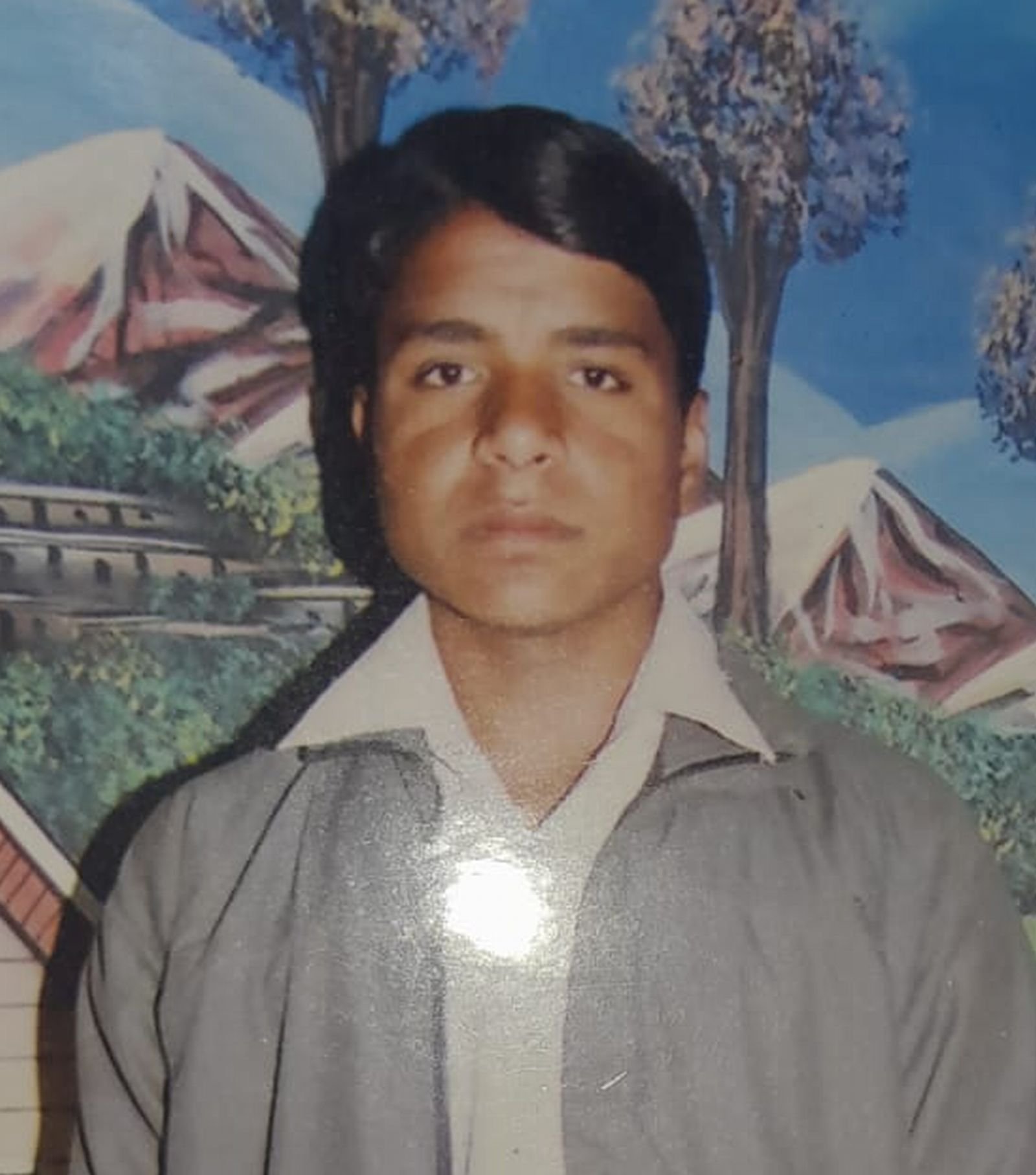 सो रहा था छोटा भाई....बड़े ने फावड़े से काट डाला