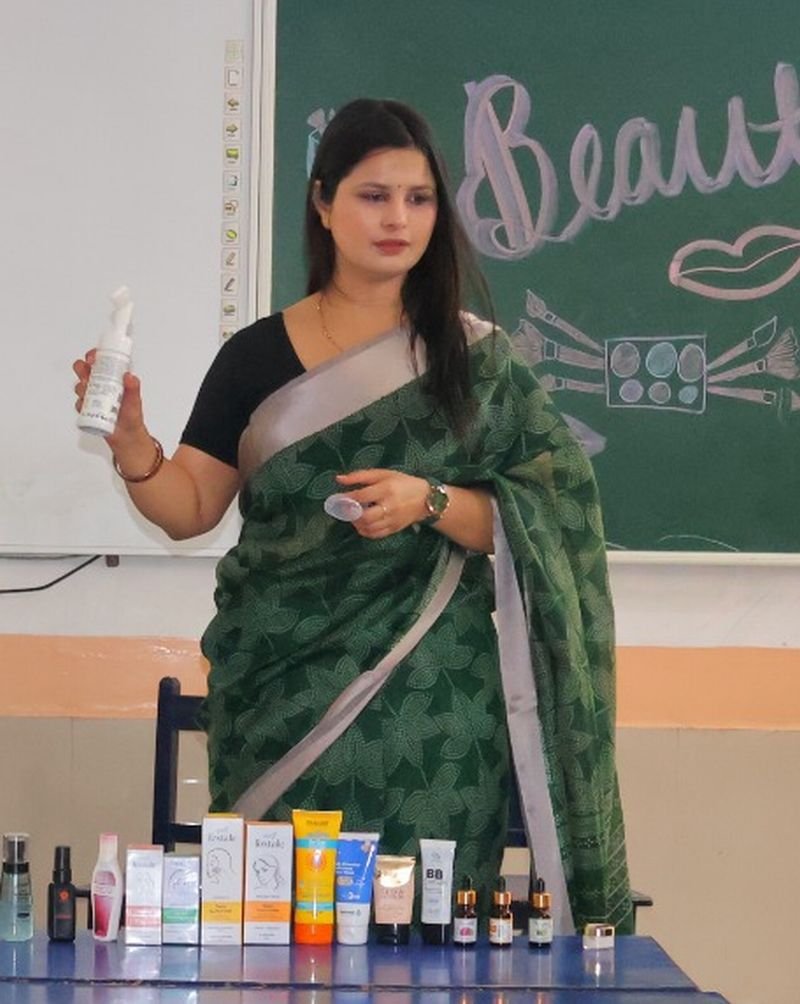 समर कैंप में दिया ‘ब्यूटीशियन एवं ‘मेडीटेशन’ का विशेष प्रशिक्षण
