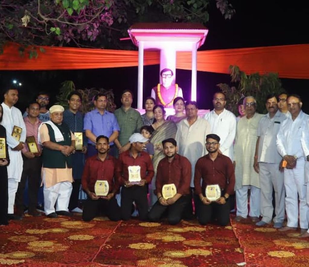 संगीत के सुर सजे...डॉ. उर्मिलेश को दी श्रद्धांजलि