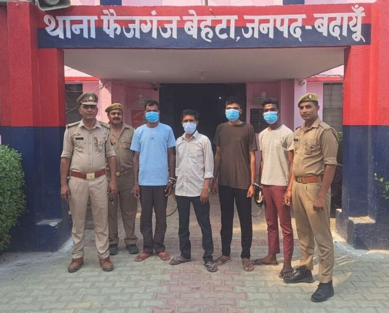 युवक का मुंह काला करके चप्पलों की माला पहनाकर घुमाने वाले चार पकड़े