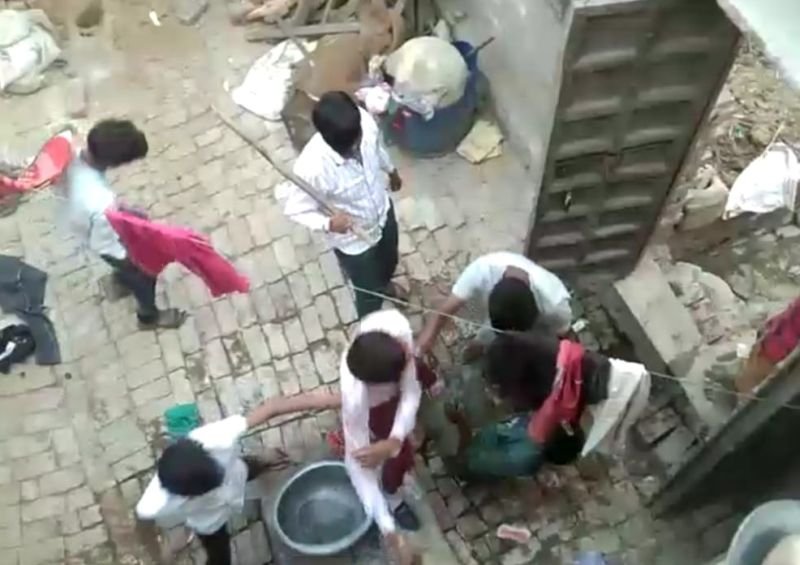 दबंग मारते रहे, बच्चे चीखते रहे...पर, पुलिस 'बहरी' है, अब भी सो रही है !