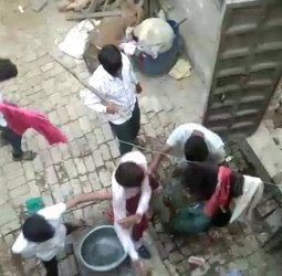 दबंग मारते रहे, बच्चे चीखते रहे...पर, पुलिस 'बहरी' है, अब भी सो रही है !