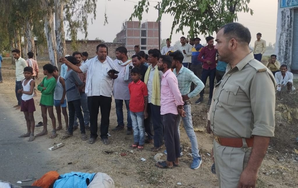 बहन की शादी के कार्ड बांटने जा रहा था...हुआ भयानक हादसा, दो की मौत
