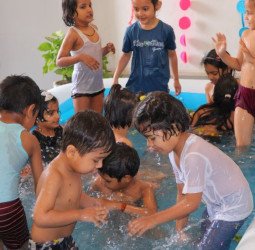 गर्मी से मिली राहत, पूल में बच्चों ने जमकर की मस्ती