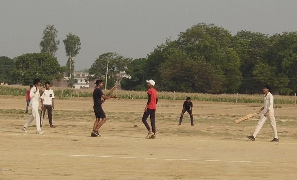 खिलाड़ियों ने लगाए चौके छक्के, क्रिकेट के खेल में बहाया पसीना