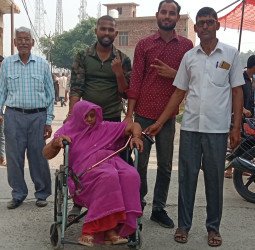 बदायूं में 11 बजे तक 25.65 प्रतिशत मतदान,  गर्मी ने बढ़ाई मुश्किल